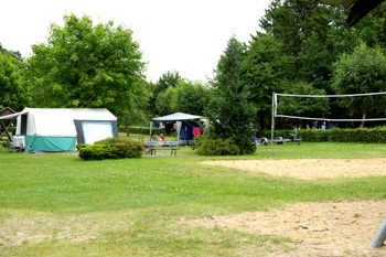 Volleyballspielfäche und viel Freiraum für Ihre Aktivitäten auf dem Campingplatz